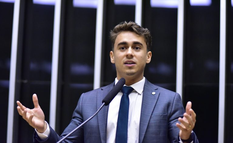 Nikolas Ferreira cobra transparência de Flávio Bolsonaro e Mário Frias sobre R$ 75 milhões investidos no filme 'Dark Horse'