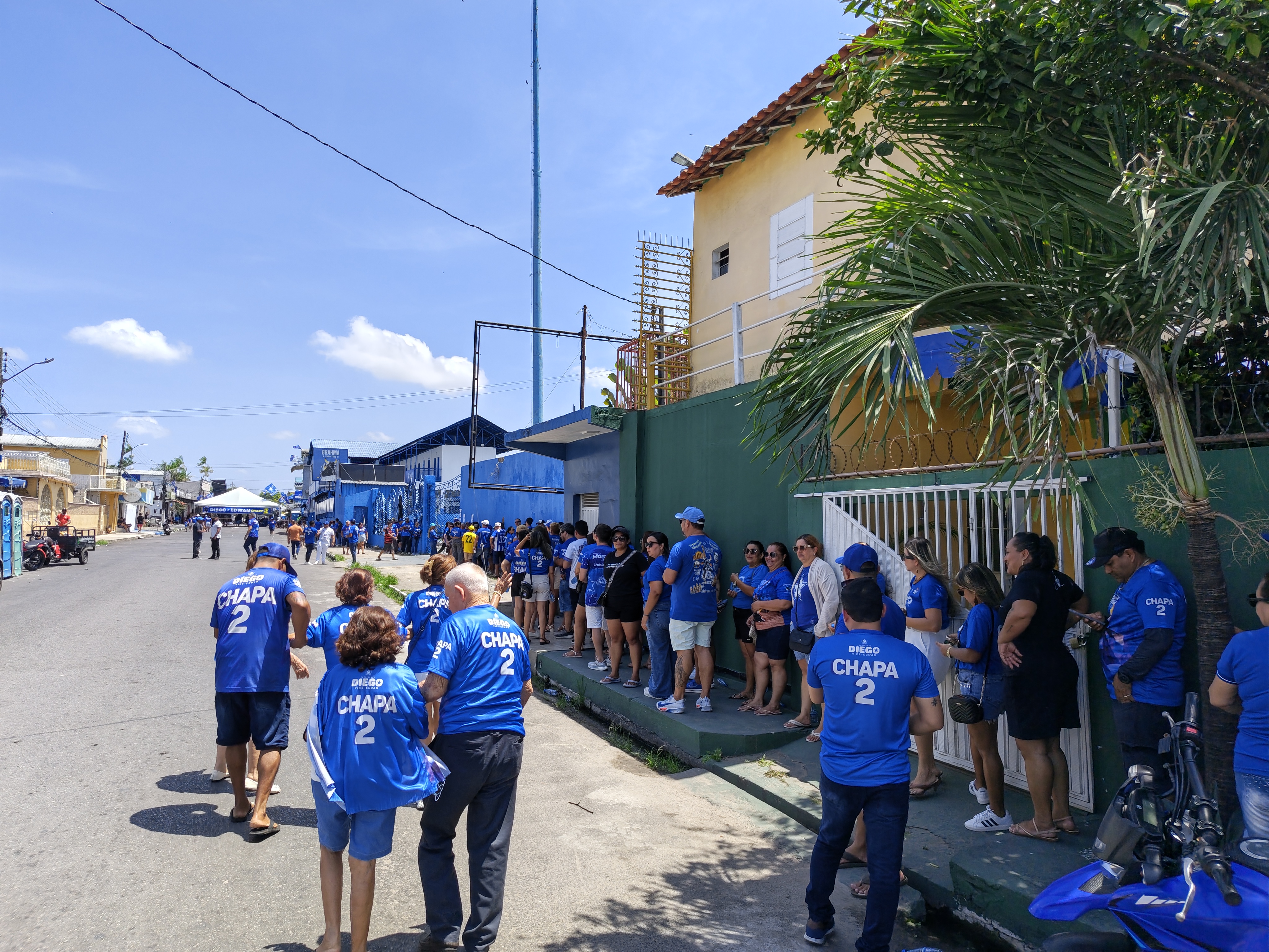 Extensa fila, calor extremo e lentidão marcam votação do Caprichoso na Escolinha de Artes; maioria apoia a Chapa 2